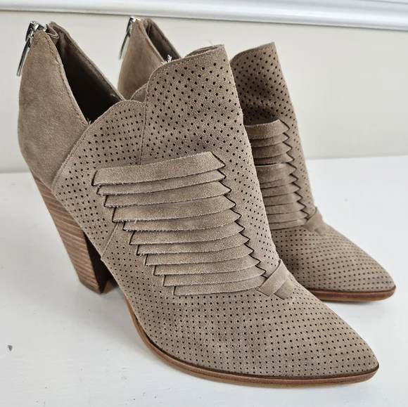 Vince Camuto Levana Heeled Booties Boots Perforated Pointy Toe Gray Beige Size 8 - Picture 1 of 14